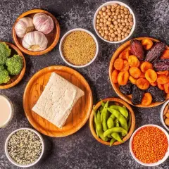 Produkty bogate w fitoestrogeny: brokuły, czosnek, nasiona lnu, ciecierzyca, suszone owoce, migdały, soczewica, edamame, tofu.