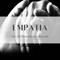 Dłonie splecione w geście wsparcia. Napis "Empatia co to" i pytanie "czy można się jej nauczyć" sugerują, że empatia to umiejętność, której można się nauczyć, okazując ją poprzez gesty.