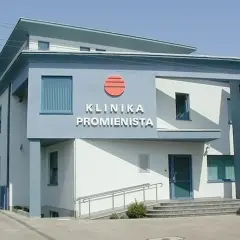 Nowoczesny budynek kliniki "Promienista" w Poznaniu z niebieskimi elementami i logo.