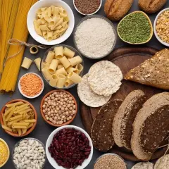 Mnóstwo produktów, co ma dużo węglowodanów: chleb, makarony, ryż, kasze, fasole, soczewica, płatki.
