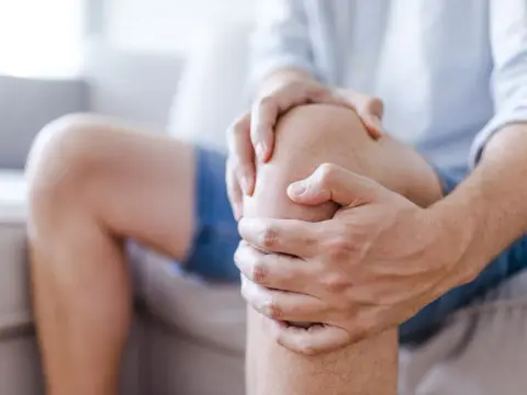Ból kolana: reumatolog czy ortopeda? Który lekarz pomoże lepiej?