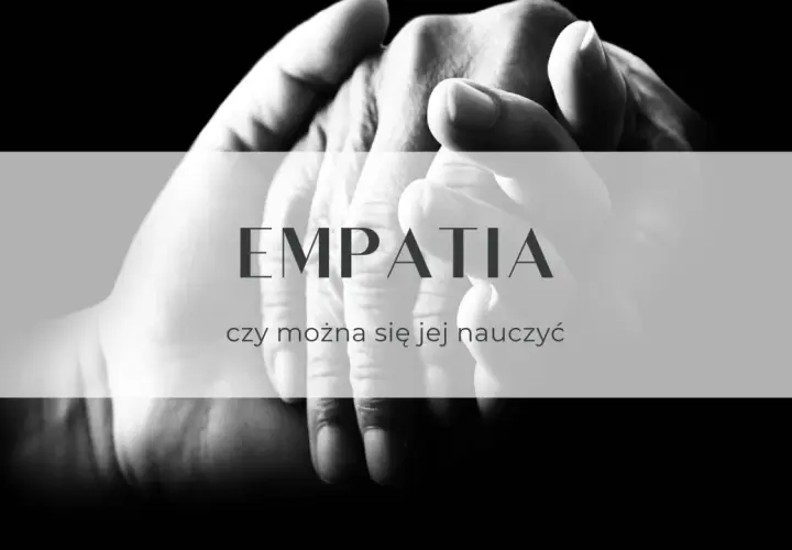 Dłonie splecione w geście wsparcia. Napis "Empatia co to" i pytanie "czy można się jej nauczyć" sugerują, że empatia to umiejętność, której można się nauczyć, okazując ją poprzez gesty.