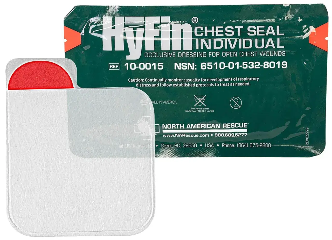 Opatrunek okluzyjny HyFin Chest Seal Individual do ran klatki piersiowej.