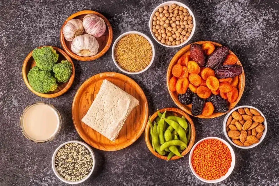 Jak podnieść estrogen? Dieta, fitoestrogeny i terapia hormonalna