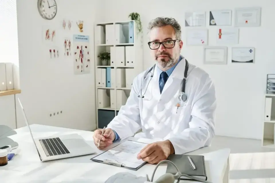 Lekarz od nerek - kiedy wybrać nefrologa, a kiedy urologa?